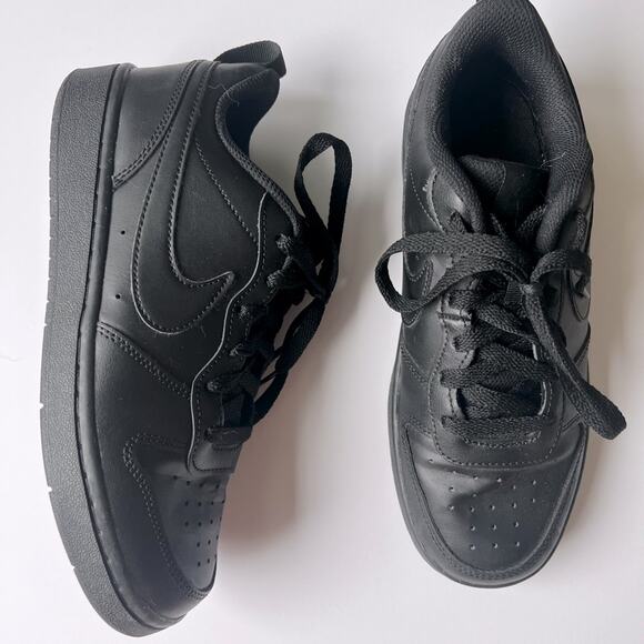 Nike Kids Court Borough Low Top Sneaker in Black size 5.5Y - Picture 1 of 5